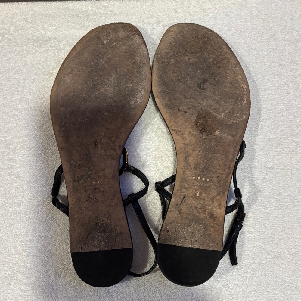 Gucci Black Sandals with Gold Emblem - Picture 7 of 9
